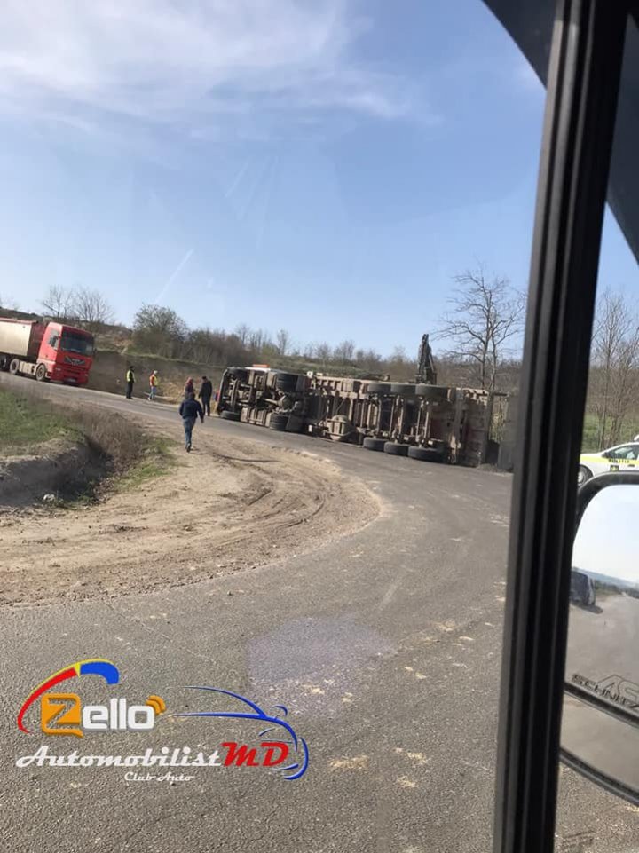 Accident rutier în raionul Taraclia. O mașină de mare tonaj s-a răsturnat (FOTO)