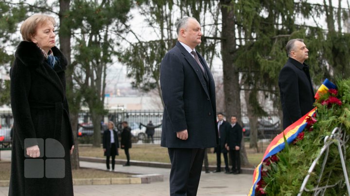 Comemorare cu PROTESTE. Oficialii au fost HUIDUIŢI de activiştii civici, care au acuzat guvernarea de politici antinaţionale (FOTO)