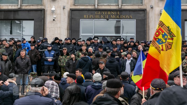 PROTEST CU BUZDUGANE LA GUVERN. Veteranii războiului de la Nistru au ieşit în stradă (FOTOREPORT)