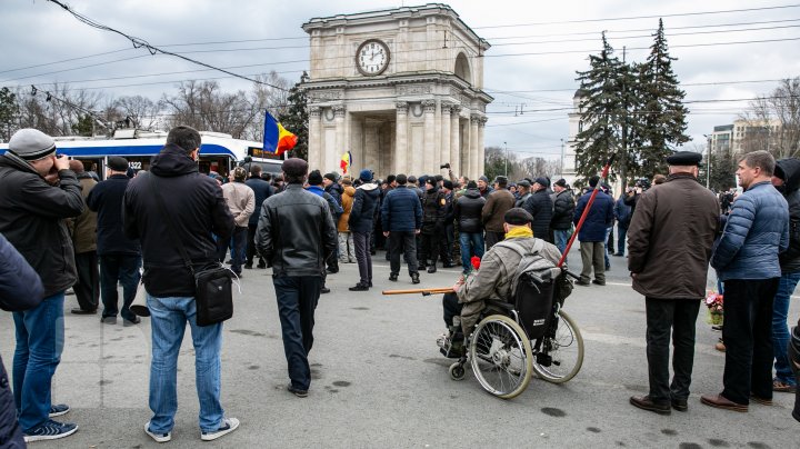 PROTEST CU BUZDUGANE LA GUVERN. Veteranii războiului de la Nistru au ieşit în stradă (FOTOREPORT)