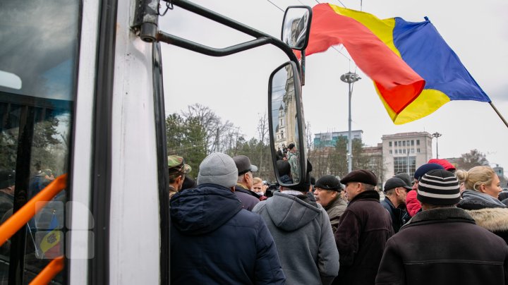 PROTEST CU BUZDUGANE LA GUVERN. Veteranii războiului de la Nistru au ieşit în stradă (FOTOREPORT)