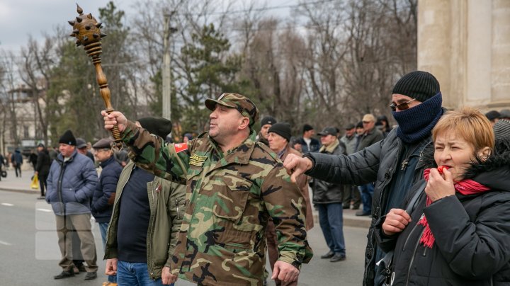 PROTEST CU BUZDUGANE LA GUVERN. Veteranii războiului de la Nistru au ieşit în stradă (FOTOREPORT)