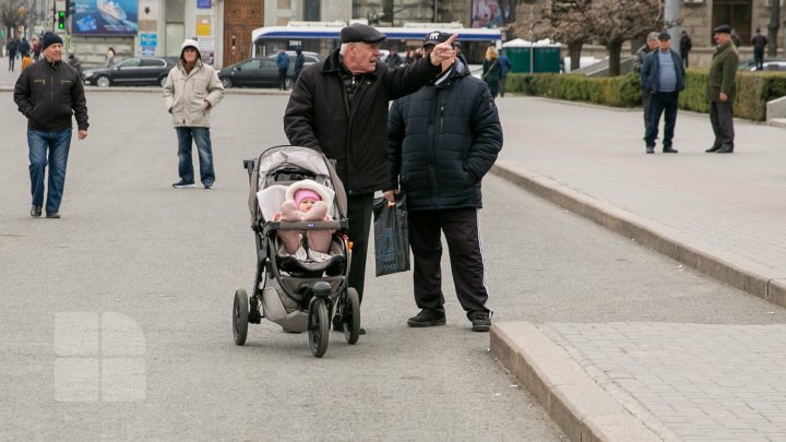 PROTEST CU BUZDUGANE LA GUVERN. Veteranii războiului de la Nistru au ieşit în stradă (FOTOREPORT)