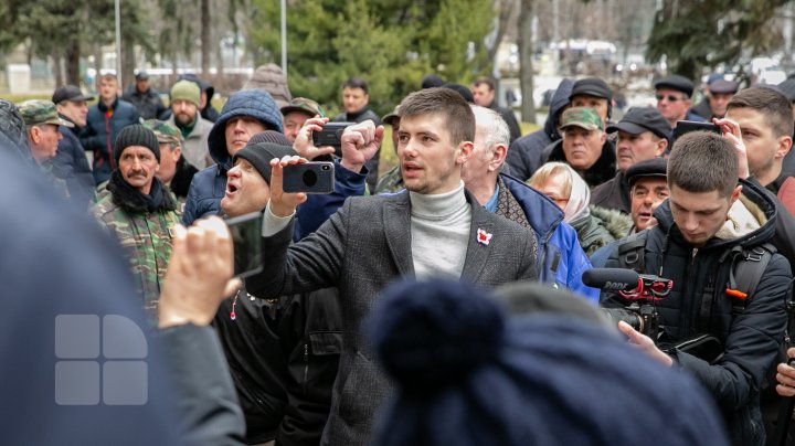 PROTEST CU BUZDUGANE LA GUVERN. Veteranii războiului de la Nistru au ieşit în stradă (FOTOREPORT)