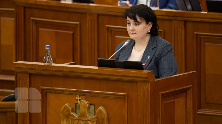 Moţiunea împotriva politicilor din domeniul sănătăţii, RESPINSĂ. Opoziţia a cerut demisia lui Dumbrăveanu