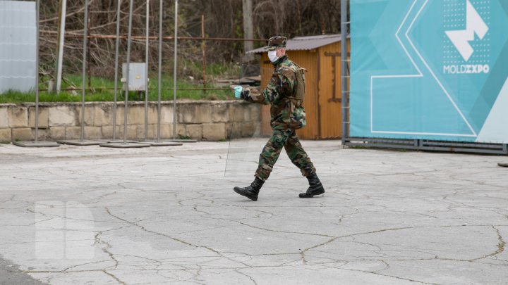 Cum decurg lucrările de amenajare a Centrului de triere de la Moldexpo: Militarii ajută la evacuarea lucrurilor din toate cele trei hale