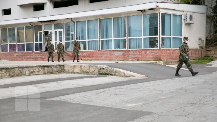 Cum decurg lucrările de amenajare a Centrului de triere de la Moldexpo: Militarii ajută la evacuarea lucrurilor din toate cele trei hale