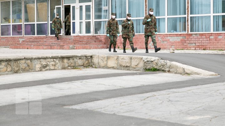 Cum decurg lucrările de amenajare a Centrului de triere de la Moldexpo: Militarii ajută la evacuarea lucrurilor din toate cele trei hale