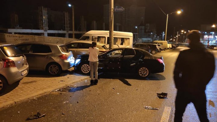 Mai multe maşini avariate, în urma unui ACCIDENT GRAV pe strada Dumeniuc din Capitală (FOTO/VIDEO)