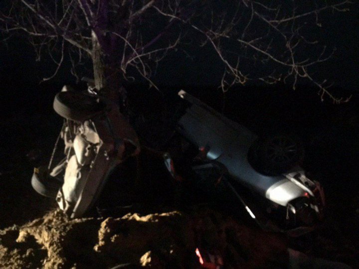 ACCIDENT GRAV în raionul Ungheni. Un mort şi doi răniţi, după ce o maşină s-a rupt în două (IMAGINI DE GROAZĂ)