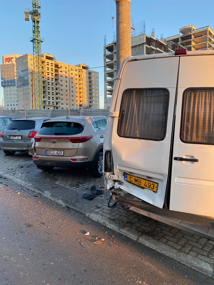 Mai multe maşini avariate, în urma unui ACCIDENT GRAV pe strada Dumeniuc din Capitală (FOTO/VIDEO)