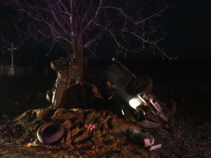 ACCIDENT GRAV în raionul Ungheni. Un mort şi doi răniţi, după ce o maşină s-a rupt în două (IMAGINI DE GROAZĂ)