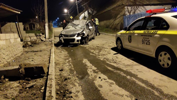 Accident grav la Grătieşti. Şoferul beat a fugit de poliţişti (FOTO)