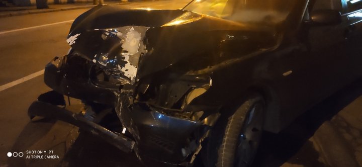 ACCIDENT în cartierul Telecentru. Un şofer a lovit violent două maşini parcate. Un automobil, avariat grav (FOTO)