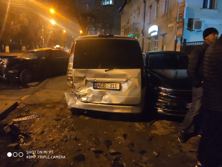 ACCIDENT în cartierul Telecentru. Un şofer a lovit violent două maşini parcate. Un automobil, avariat grav (FOTO)