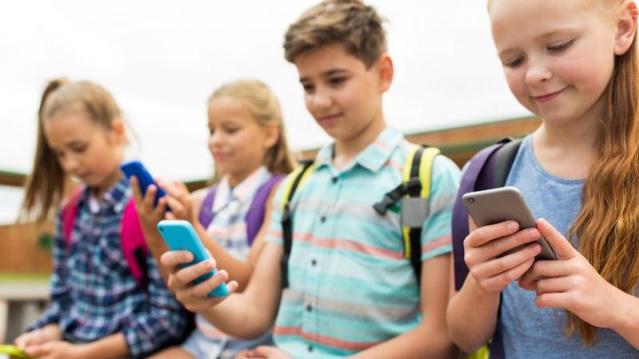 Telefonul dă dependență și afectează creierul copiilor. Care sunt pericolele