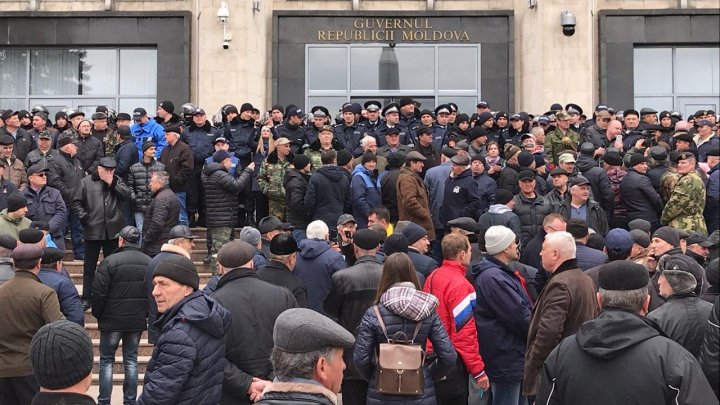 Reacţia consilierului premierului despre PROTESTUL din faţa Guvernului 