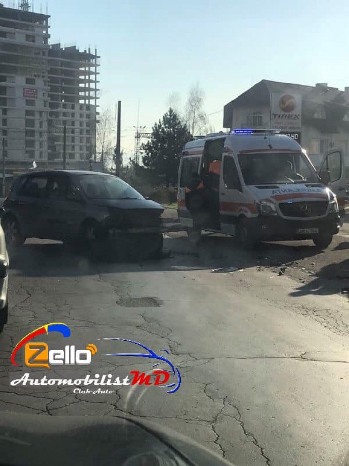 ACCIDENT GRAV în apropierea Institutului Mamei şi Copilului. Un pieton, lovit violent, după un impact între două maşini (FOTO)