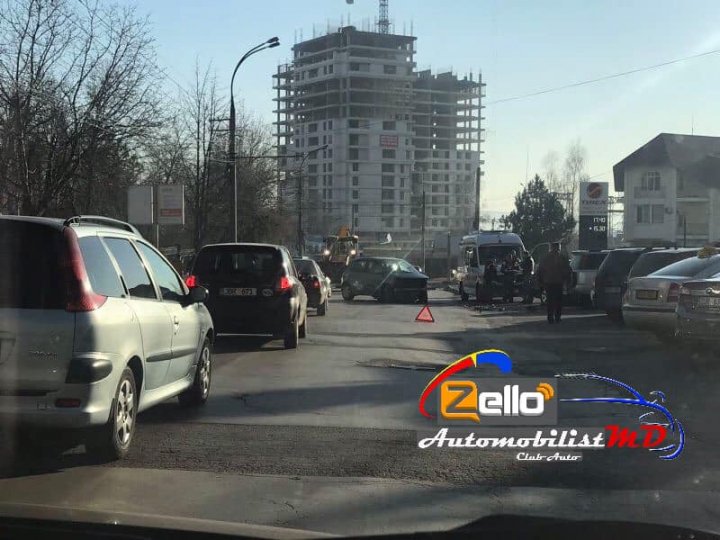 ACCIDENT GRAV în apropierea Institutului Mamei şi Copilului. Un pieton, lovit violent, după un impact între două maşini (FOTO)