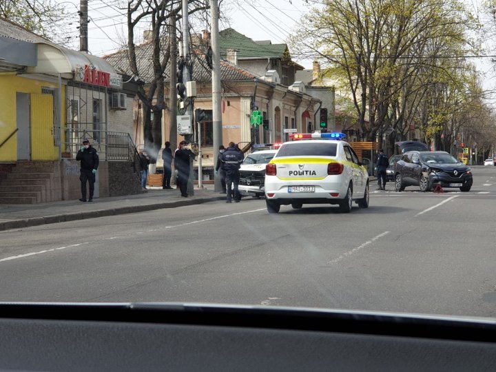 Accident violent în centrul Capitalei. O mașină a poliției s-a ciocnit cu un alt autoturism (FOTO/VIDEO)