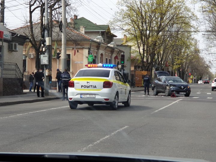 Accident violent în centrul Capitalei. O mașină a poliției s-a ciocnit cu un alt autoturism (FOTO/VIDEO)