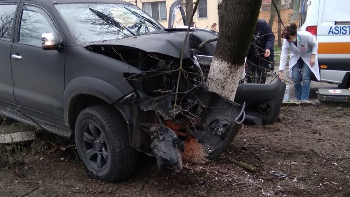 ACCIDENT GRAV în faţa Academiei de Poliție din Capitală. Ambulanţa, la faţa locului (FOTO)