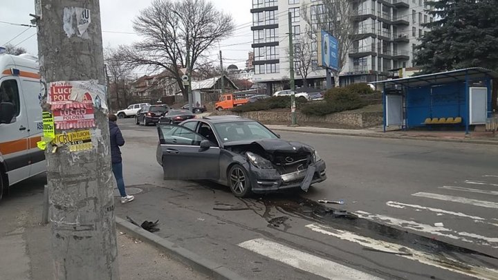 Accident în sectorul Rîşcani al Capitalei: O maşină, avariată grav. Ambulanţa, la faţa locului