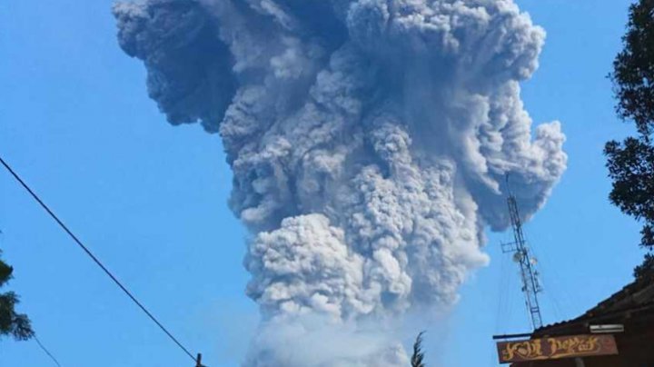 Vulcanul Merapi a erupt, proiectând un nor gigant de cenușă (IMAGINI SPECTACULOASE)