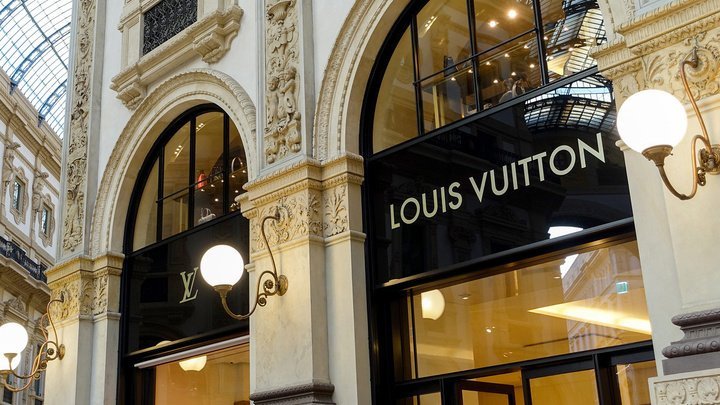 Louis Vuitton va începe să producă gel dezinfectant în locul parfumurilor Givenchy și Christian Dior