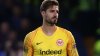 Kevin Trapp îi ajută pe localnici. Portarul lui Eintracht Frankfurt livrează produse oamenilor în vârstă