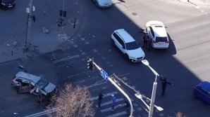 Accident violent în centrul Capitalei. În urma impactului, pasagerul unui automobil a fost aruncat peste geam (FOTO/VIDEO)