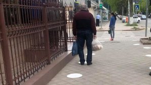 ANTI-COVID19: Pe trotuarele din Ungheni au fost desenate mai multe buline albe