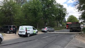 Incident pe strada Petricani din Capitală. Un stâlp de electricitate a fost doborât peste carosabil (FOTO/VIDEO)