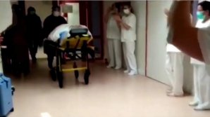 O pacientă de 101 ani care a învins coronavirusul, externată în aplauzele medicilor (VIDEO)