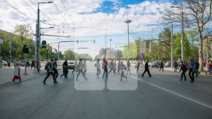 NU LE PASĂ! Pe timp de pandemie, oamenii IGNORĂ restricțiile autorităților și se plimbe pe străzile Capitalei şi în curţile de bloc