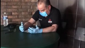 (VIDEO) Un șef a început să plângă când îşi plătea angajaţii pentru ultima dată: Sunt ultimii mei bani