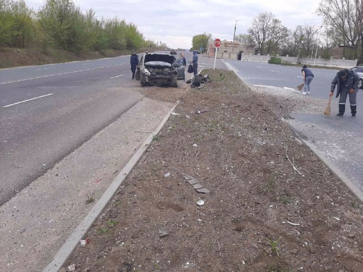 Accident grav la Strășeni. Un şofer a adormit la volan şi a intrat cu mașina într-o benzinărie (FOTO/VIDEO)