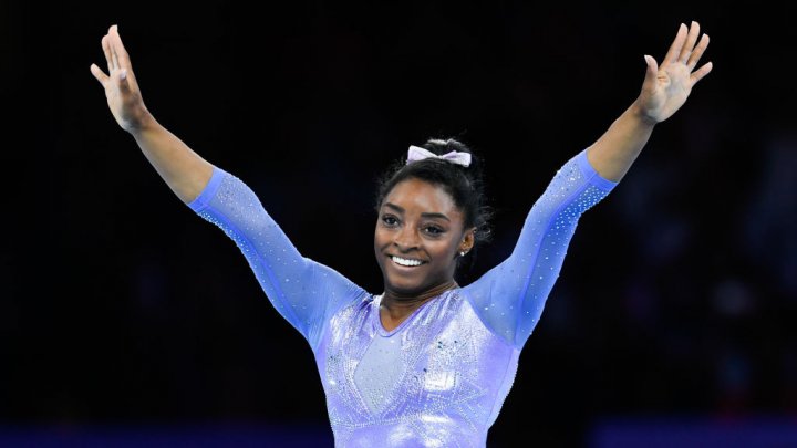 Biles, demonstraţie inedită. Gimnasta americană şi-a scos pantalonii stând în mâini