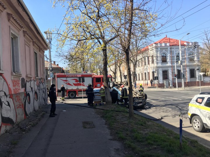 Accident grav în centrul Capitalei: O mașină s-a răsturnat. Pompierii și poliția, la fața locului (FOTO/VIDEO)