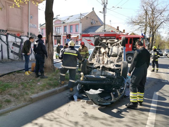 Accident grav în centrul Capitalei: O mașină s-a răsturnat. Pompierii și poliția, la fața locului (FOTO/VIDEO)