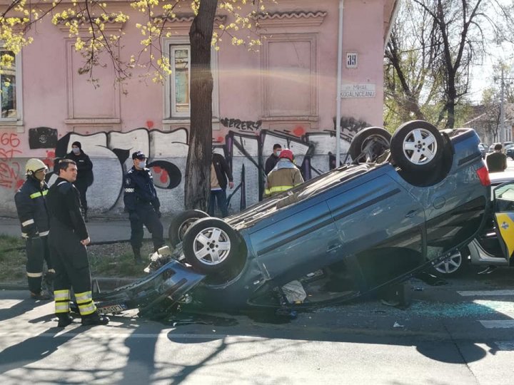 Accident grav în centrul Capitalei: O mașină s-a răsturnat. Pompierii și poliția, la fața locului (FOTO/VIDEO)