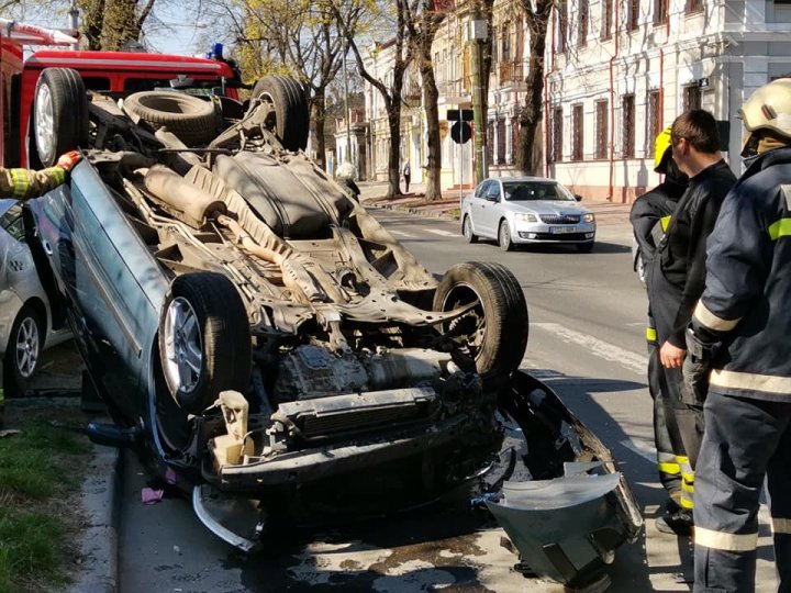 Accident grav în centrul Capitalei: O mașină s-a răsturnat. Pompierii și poliția, la fața locului (FOTO/VIDEO)