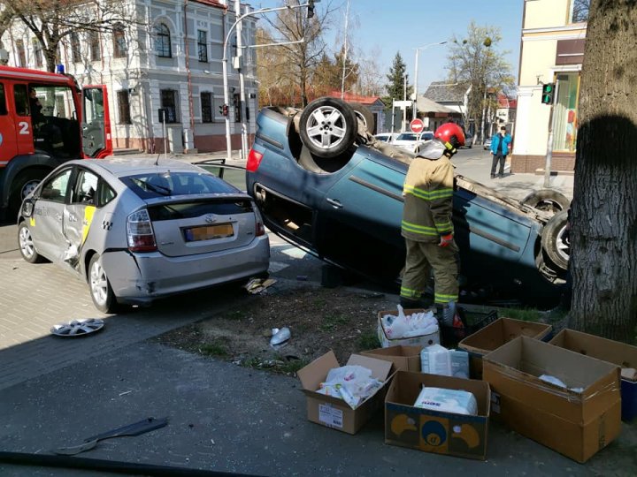 Accident grav în centrul Capitalei: O mașină s-a răsturnat. Pompierii și poliția, la fața locului (FOTO/VIDEO)