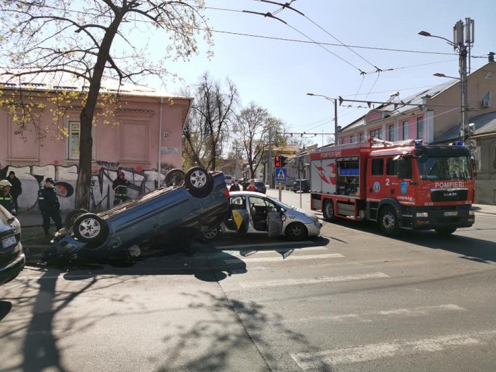 Accident grav în centrul Capitalei: O mașină s-a răsturnat. Pompierii și poliția, la fața locului (FOTO/VIDEO)