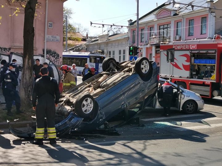 Accident grav în centrul Capitalei: O mașină s-a răsturnat. Pompierii și poliția, la fața locului (FOTO/VIDEO)