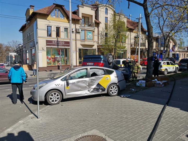 Accident grav în centrul Capitalei: O mașină s-a răsturnat. Pompierii și poliția, la fața locului (FOTO/VIDEO)