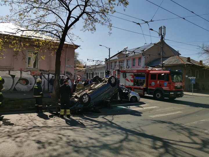Accident grav în centrul Capitalei: O mașină s-a răsturnat. Pompierii și poliția, la fața locului (FOTO/VIDEO)