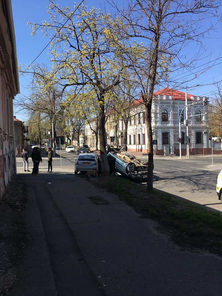 Accident grav în centrul Capitalei: O mașină s-a răsturnat. Pompierii și poliția, la fața locului (FOTO/VIDEO)