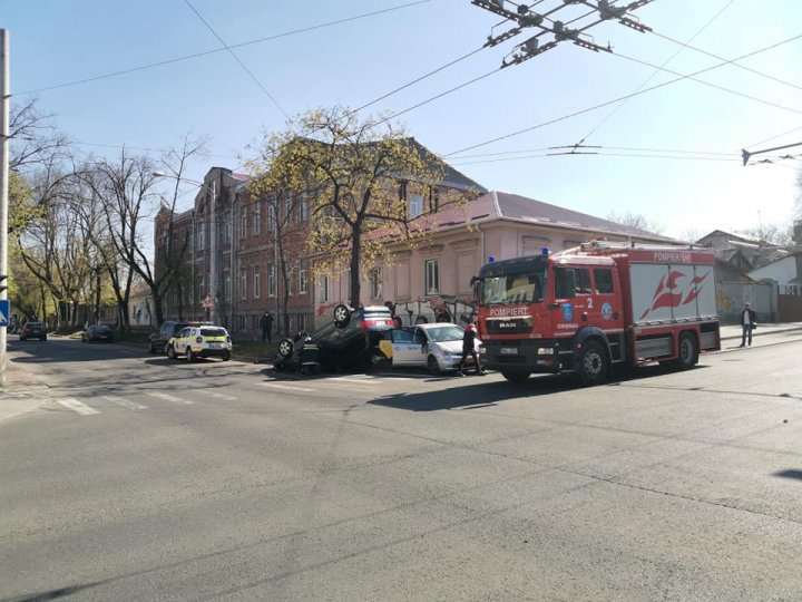 Accident grav în centrul Capitalei: O mașină s-a răsturnat. Pompierii și poliția, la fața locului (FOTO/VIDEO)