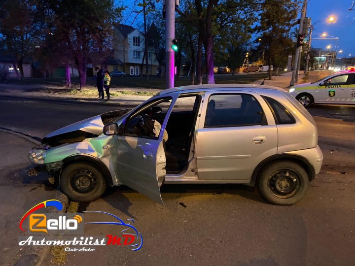 Accident violent cu implicarea unei ambulanțe care transporta un pacient suspectat de COVID-19 (FOTO)
